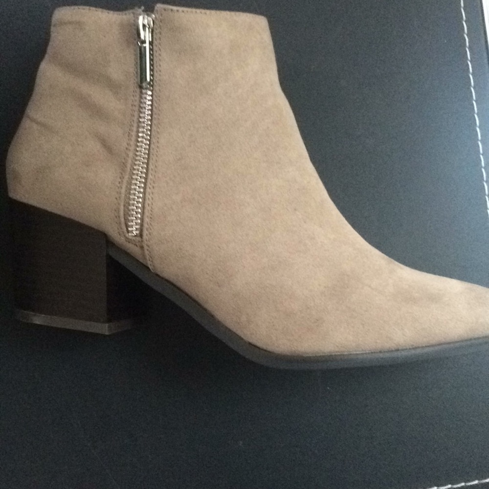 Brown/tan booties! 9.5 wide width! NEVER WORN!❤️